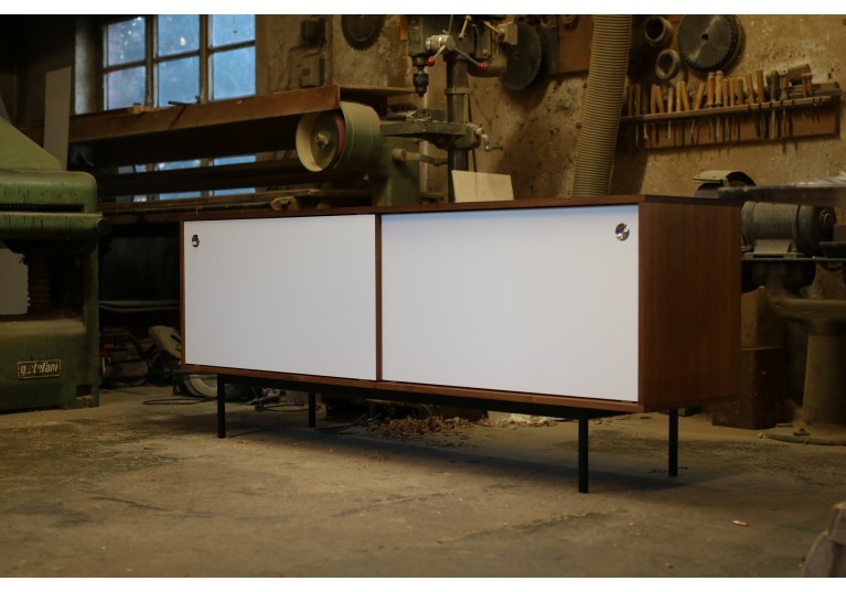 Teak Sideboard, Schiebetüren weiss, Metallgestell, Nathan  Lindberg Design, 60er, in the manner of Florence Knoll, George Nelson